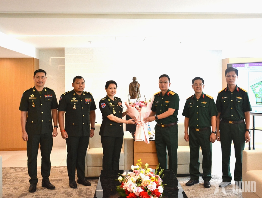 Sena Techo Unit delegation of Cambodia visits Vietnam Military History Museum